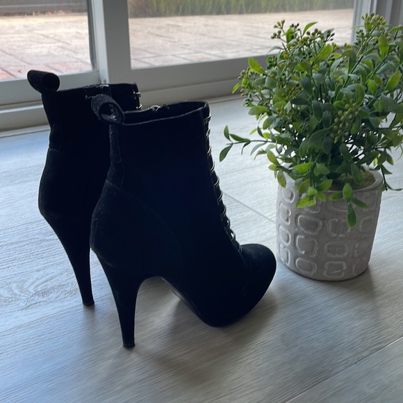 Chic suade black booties - Picture 3 of 3